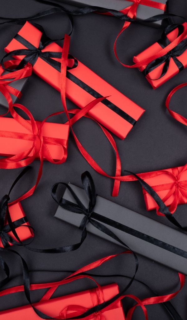 Красные и черные подарочные коробки с лентами 