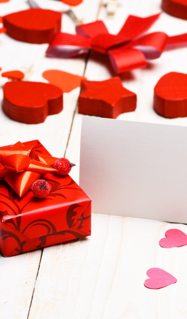 Красные сердечки и подарок для любимой
