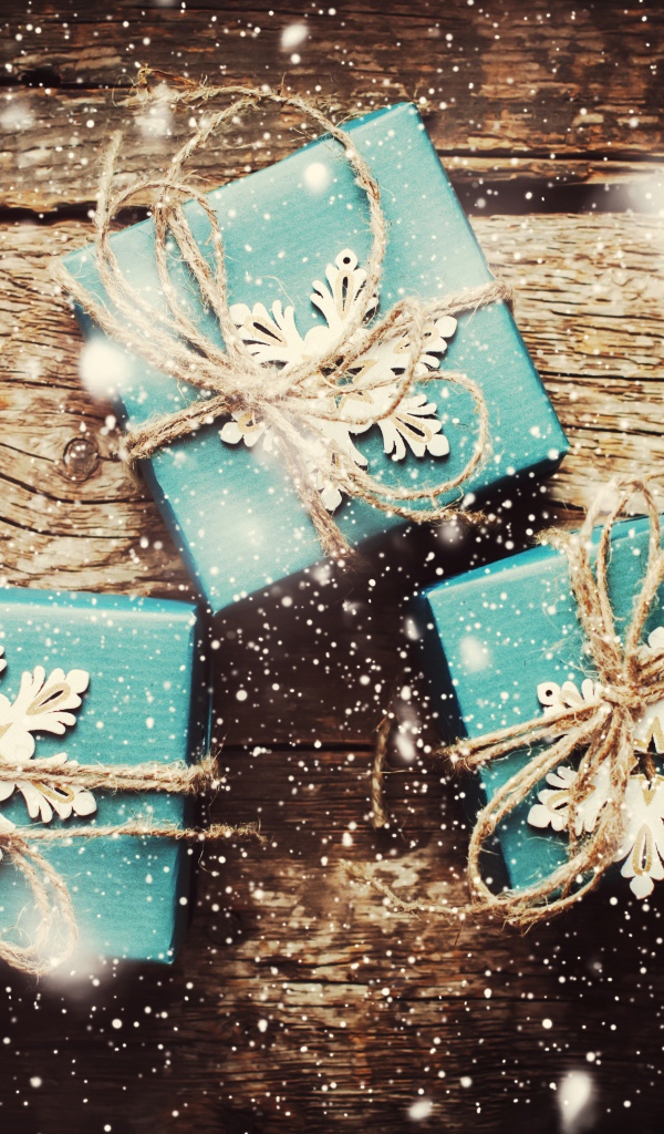 Три голубых подарка на деревянном столе