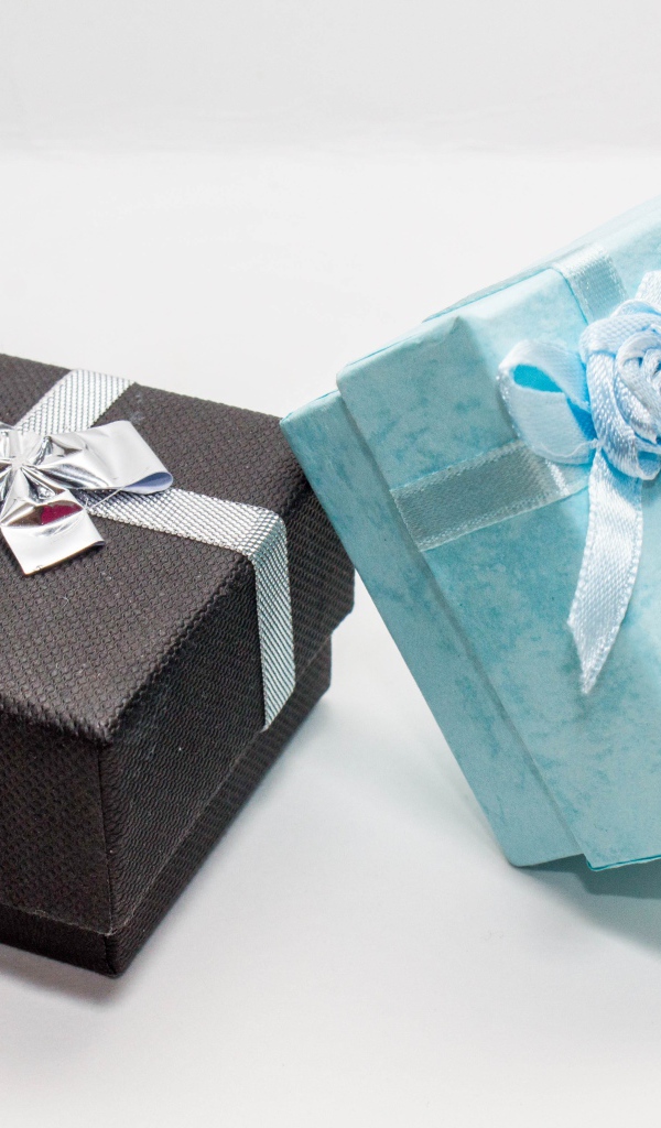 Две коробки с подарками на сером фоне 