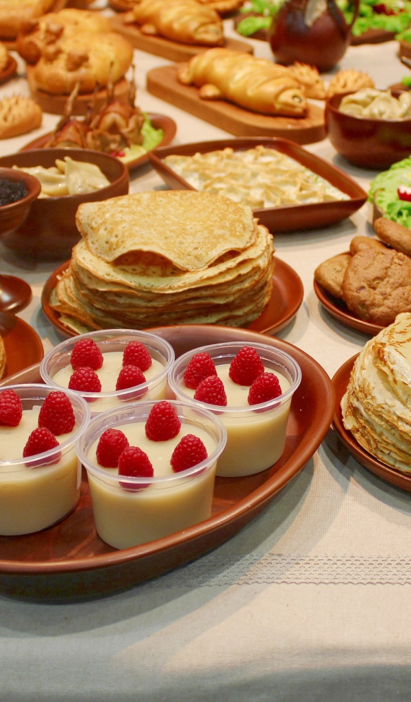 Много угощений на праздничном столе на Масленицу 2021