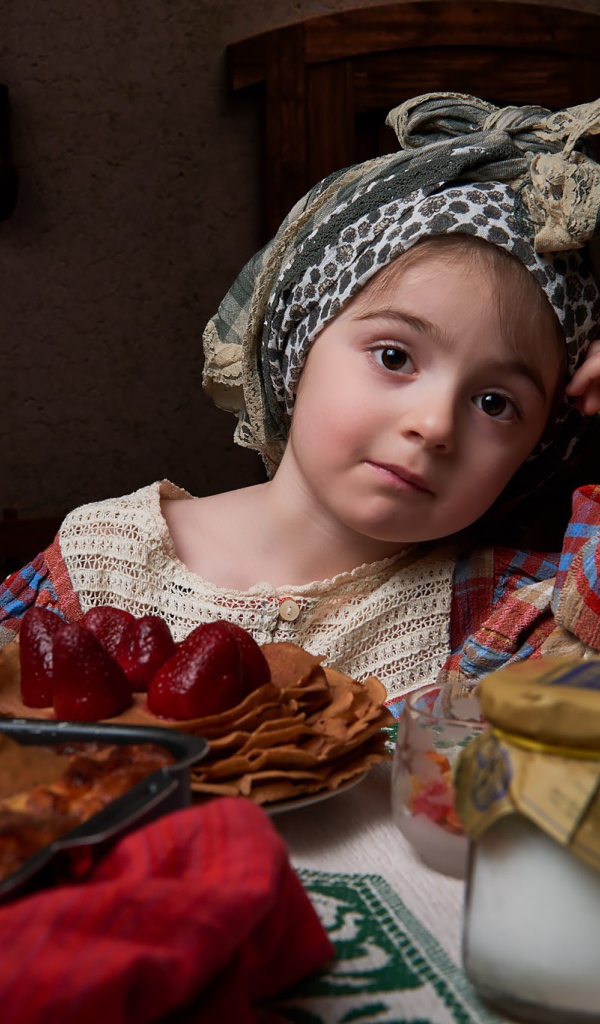 Девочка с блинами и угощениями на Масленицу