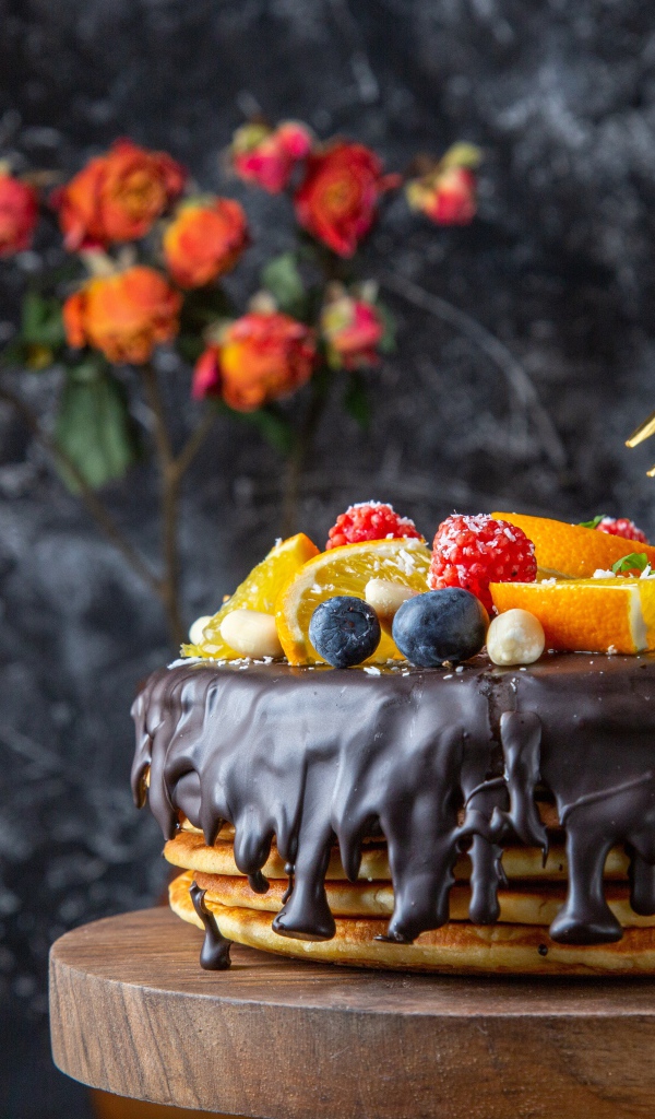 Блинный торт с шоколадом  и ягодами на Масленицу