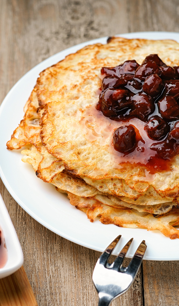 Блины с вишневым вареньем на праздник Масленица