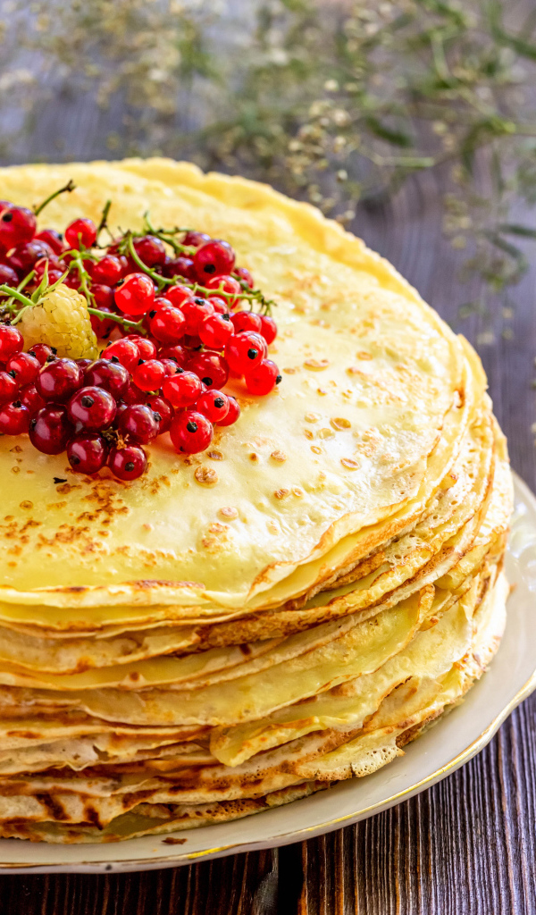 Тонкие блинчики с ягодами красной смородины на Масленицу 