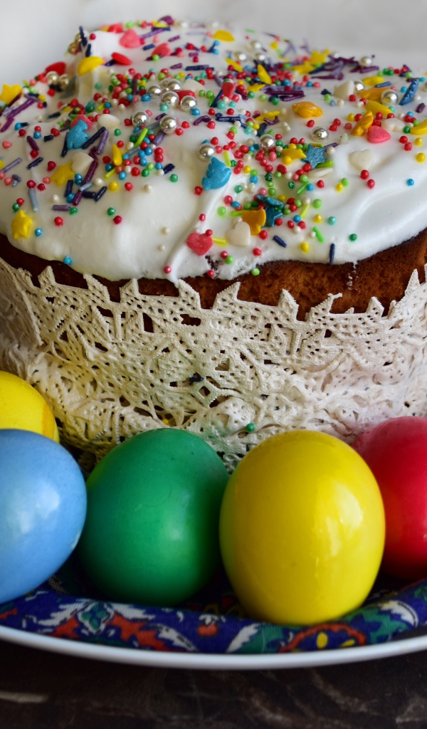 Красивый кулич с крашеными яйцами на праздник Светлой Пасхи