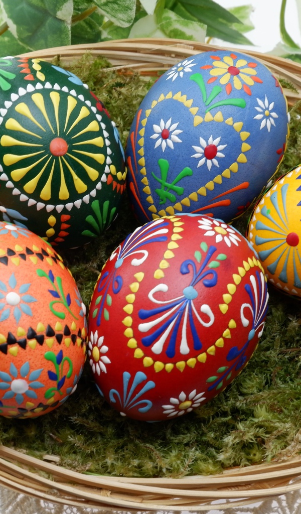 Красивые пасхальные яйца с разным орнаментом