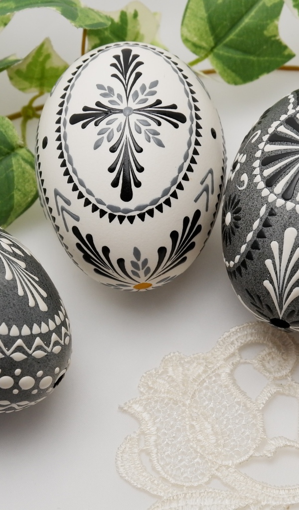 Красивые яйца с орнаментом на столе на Великий Светлый праздник Пасха 2021