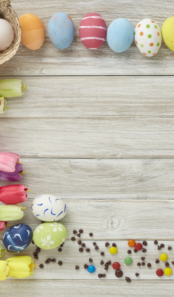 Красивые разноцветные пасхальные яйца с букетом тюльпанов