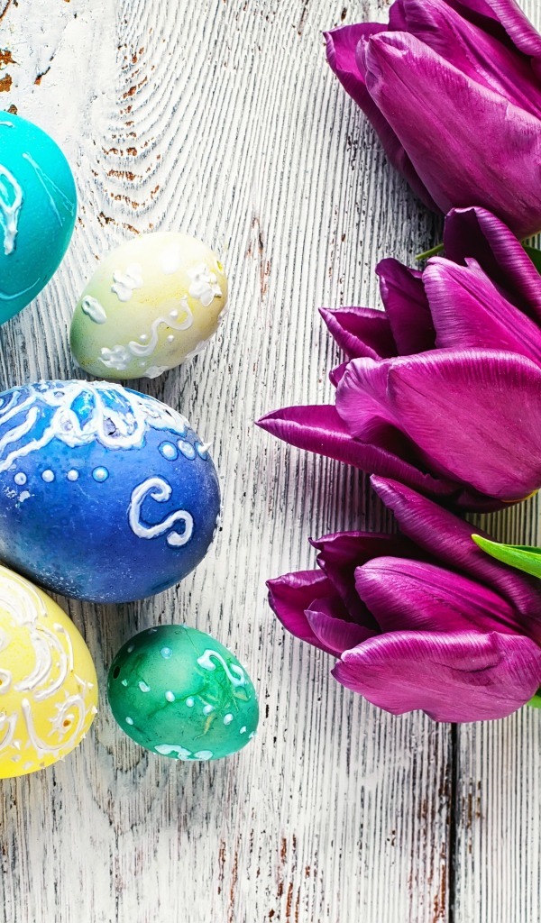 Красивые расписные яйца  с тюльпанами на Пасху