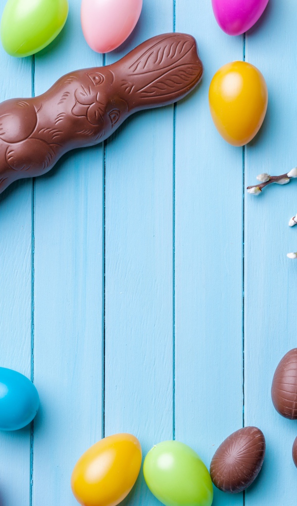 Шоколадные пасхальные сладости на голубом фоне