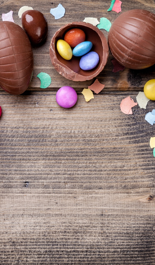 Шоколадные яйца с разноцветными конфетами на Пасху