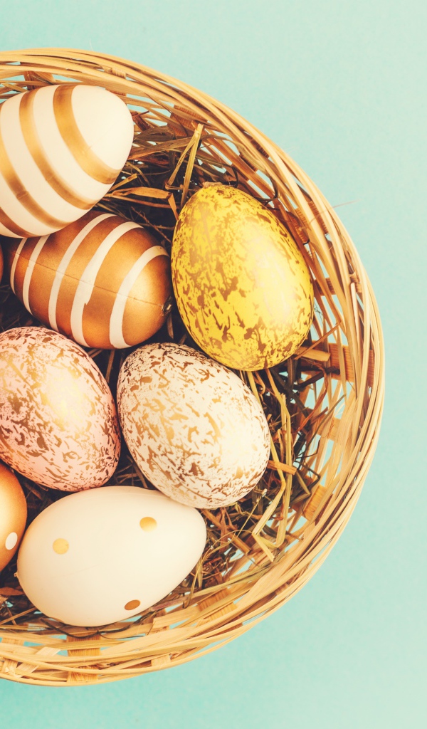 Гнездо с золотистыми крашеными яйцами на Пасху