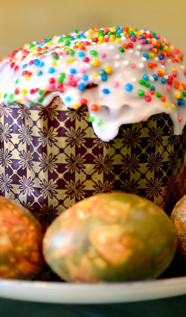 Пасхальный кулич с крашеными мраморными яйцами