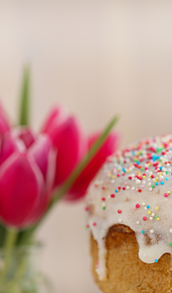 Пасхальный кулич с белой глазурью с букетом тюльпанов