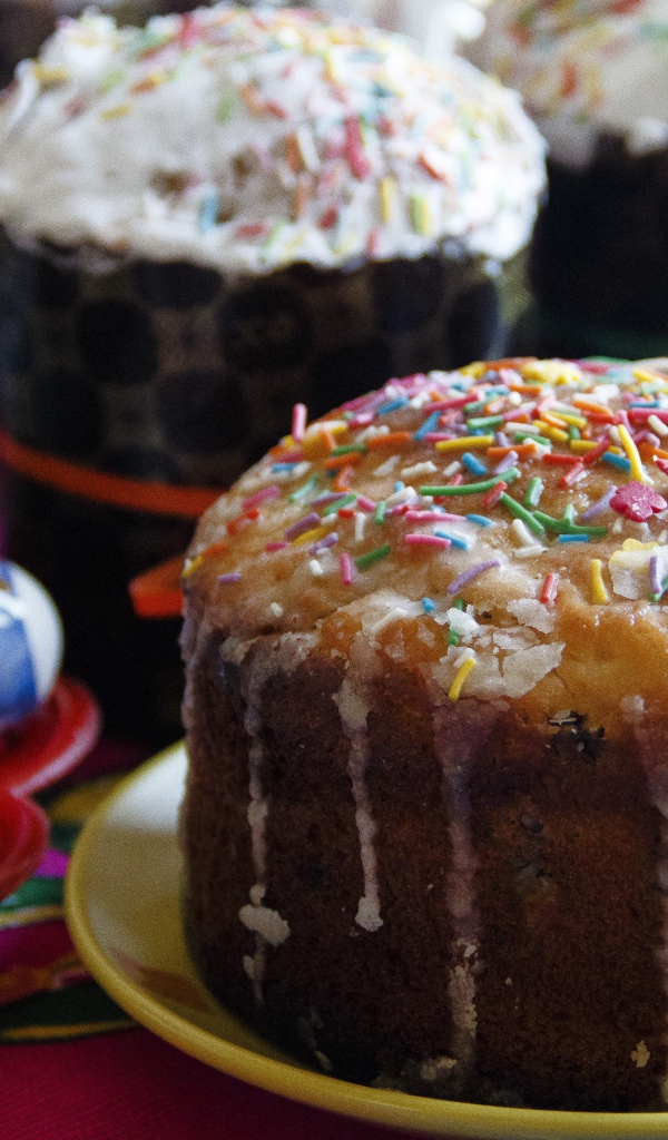 Свежая пасхальная выпечка на столе на праздник