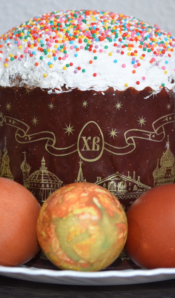 Большой пасхальный кулич с яйцами