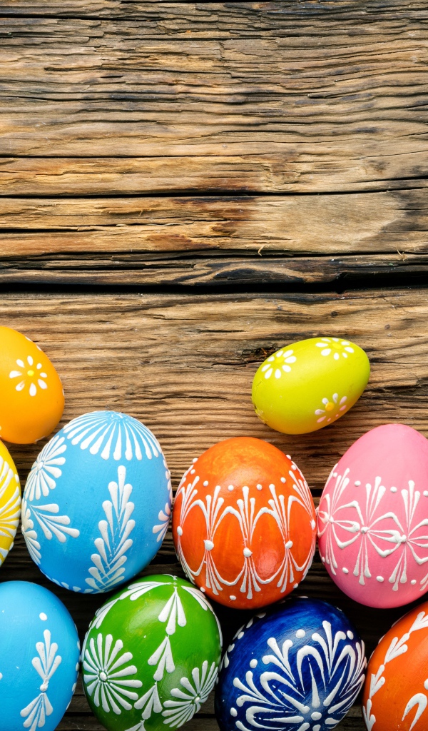 Разноцветные яркие яйца с орнаментом на Пасху 