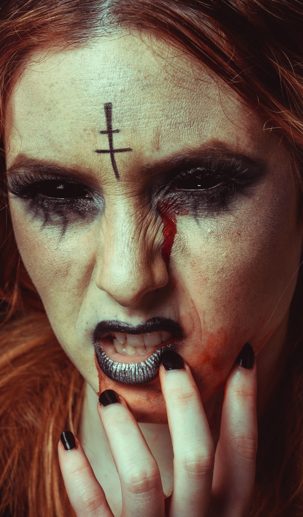 Девушка с гримом на Хэллоуин на черном фоне