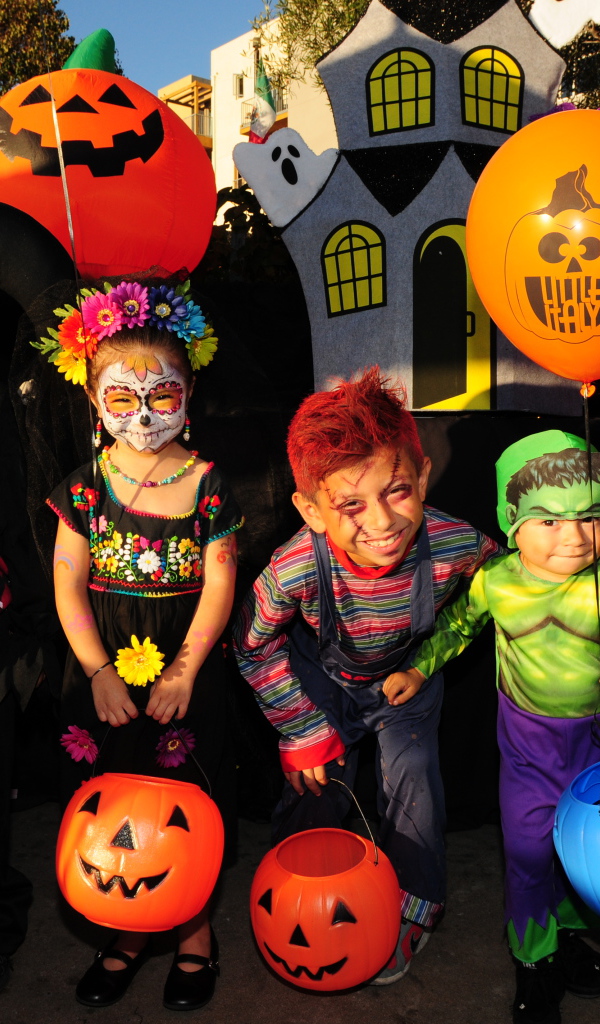 Маленькие дети в костюмах на праздник Хэллоуин