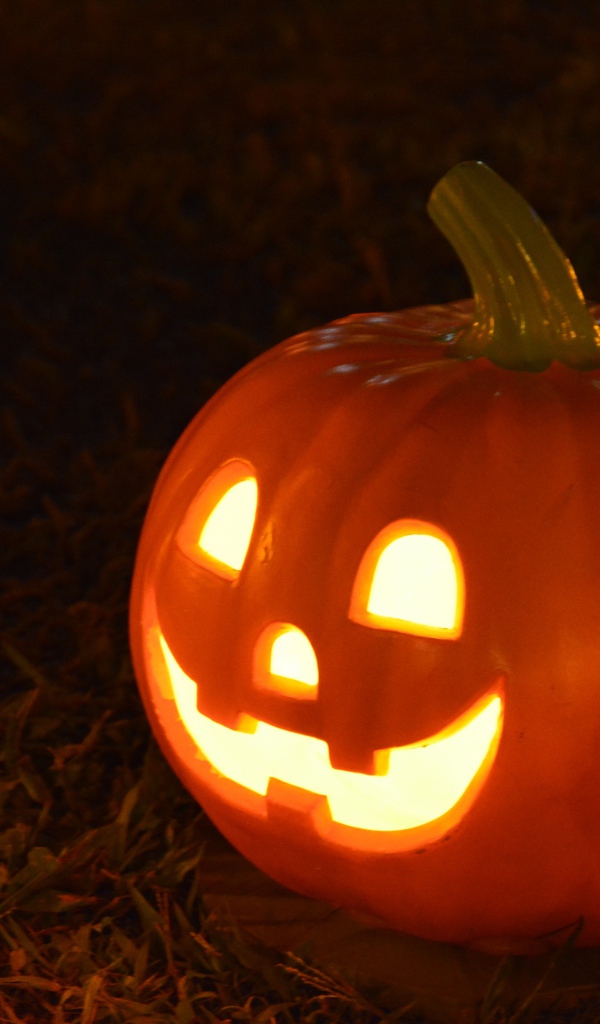Светильник из тыквы на черном фоне на праздник Хэллоуин