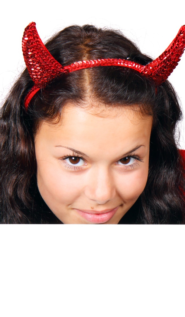 Жгучая чертовка на белом фоне на Хэллоуин