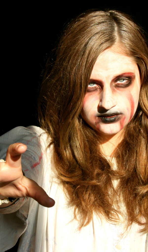 Девушка зомби на черном фоне в костюме на Хэллоуин