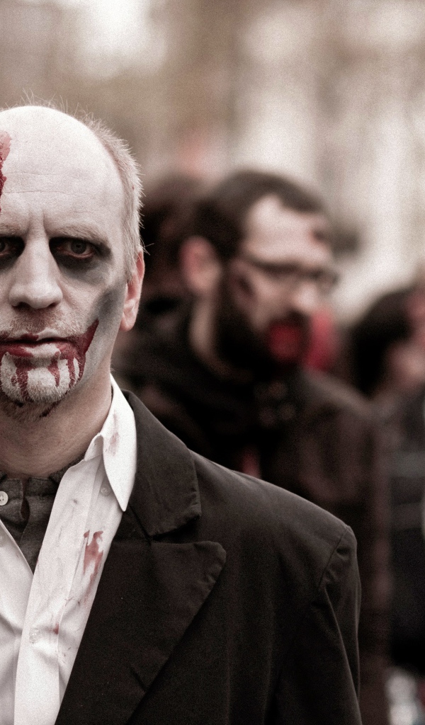 Мужчина зомби с гримом на Хэллоуин