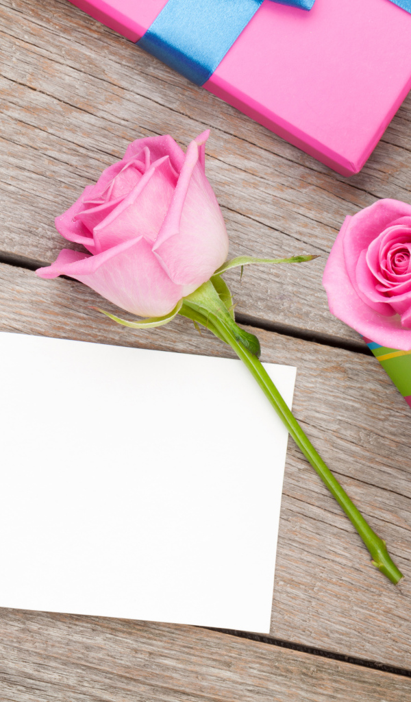 Букет розовых роз и лист бумаги фон для открытки на 8 марта