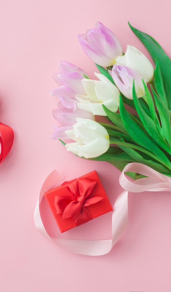 Букет розовых тюльпанов и подарок с лентами на международный женский день