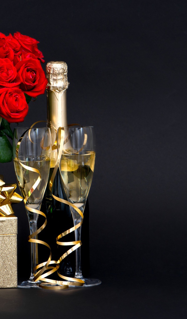Букет красных роз, подарок и шампанское на 8 марта