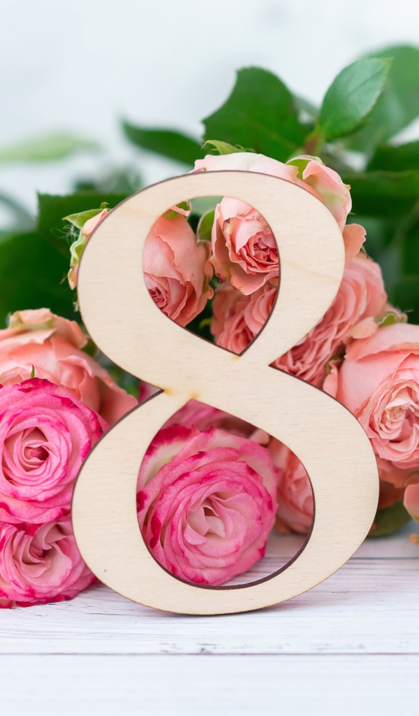 Букет роз на белом фоне на Международный женский день 8 марта