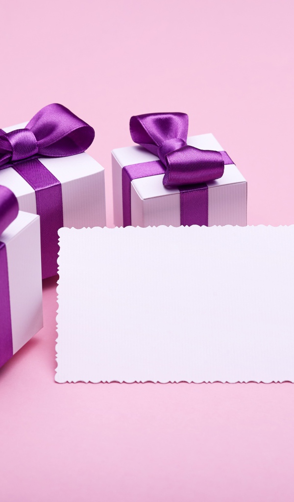 Подарки с фиолетовыми бантами и лист бумаги, шаблон для открытки