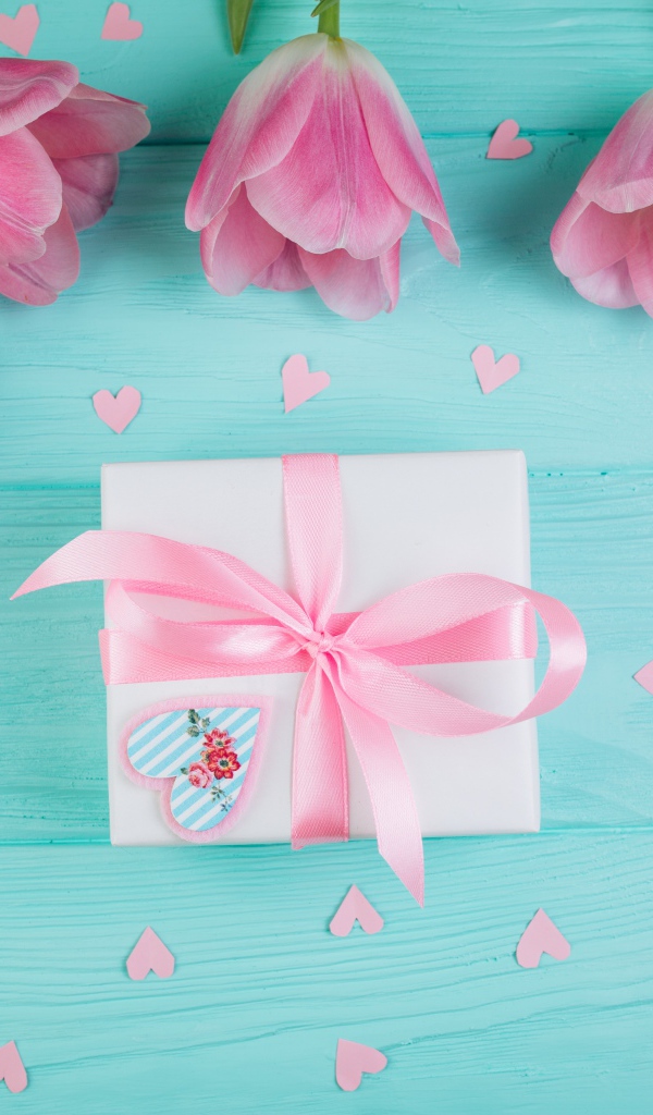Розовые тюльпаны с подарком на голубом фоне на 8 марта