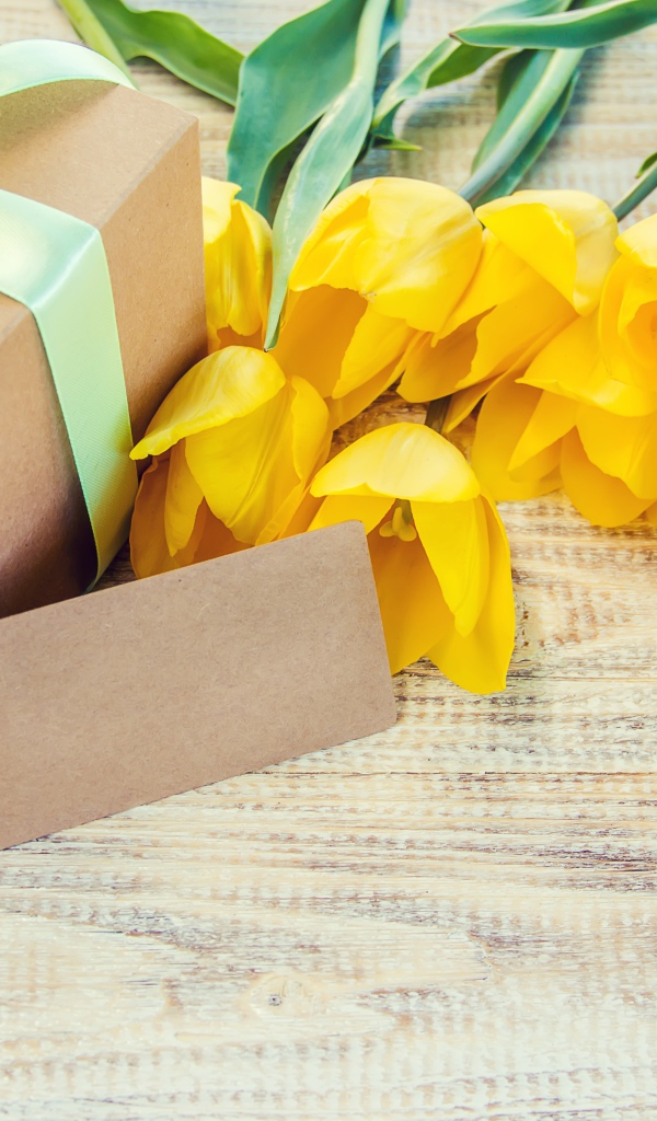 Желтые тюльпаны и подарок для любимой на 8 марта
