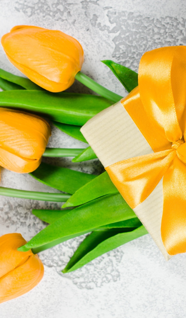 Желтые тюльпаны с подарком на 8 марта для девушки