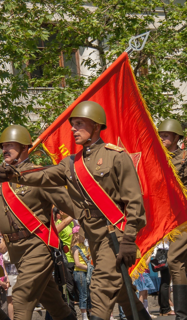 Солдаты в форме на параде 9 мая