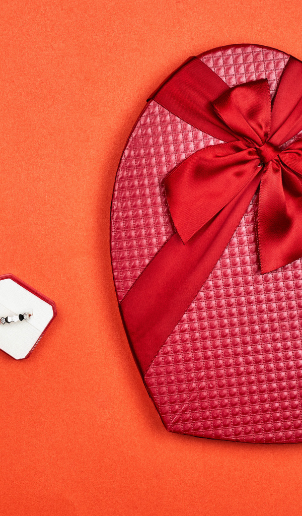 Подарок, духи и конфеты в форме сердца для любимой на 14 февраля