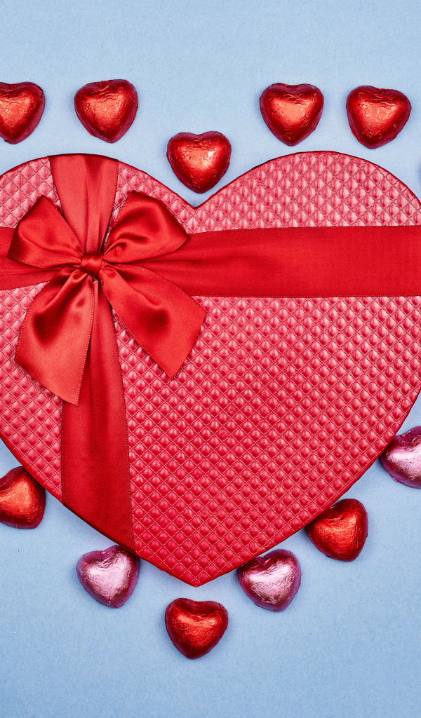 Красная коробка в форме сердца с конфетами для любимой