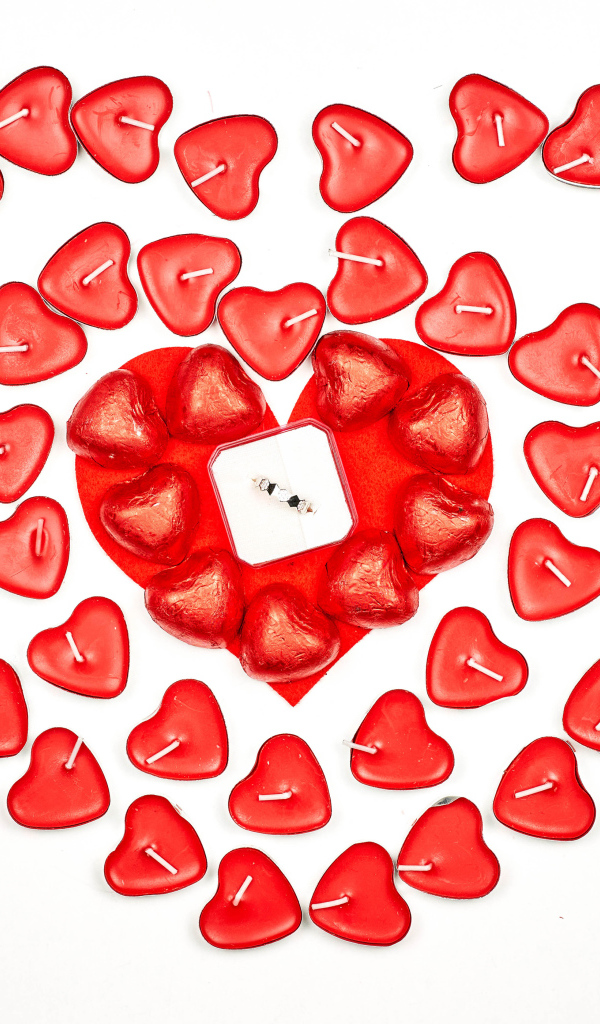 Кольцо для любимой и свечи на белом фоне подарок на День Святого Валентина