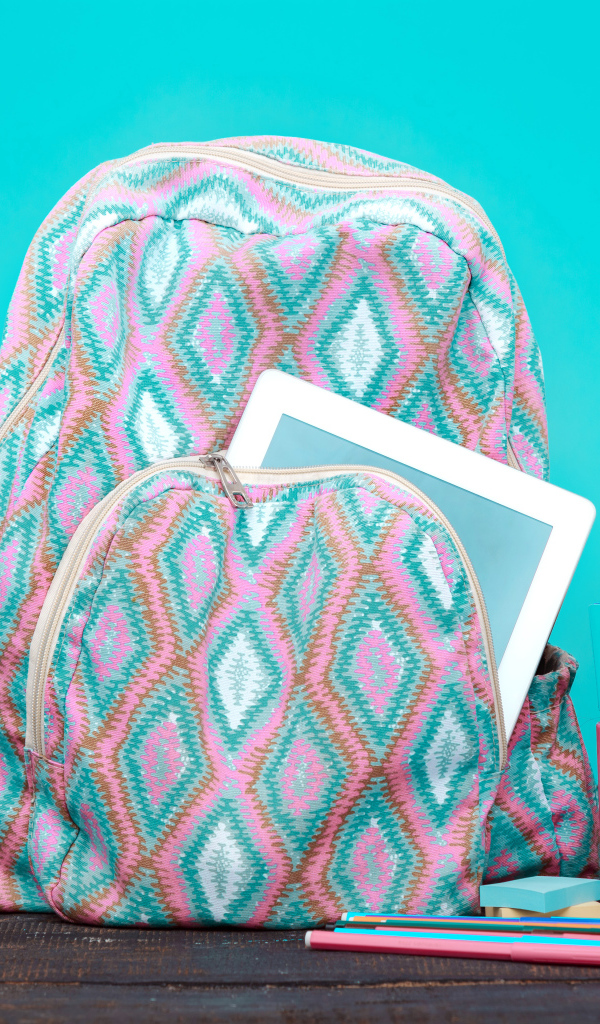 Рюкзак, будильник и канцелярские предметы для школы