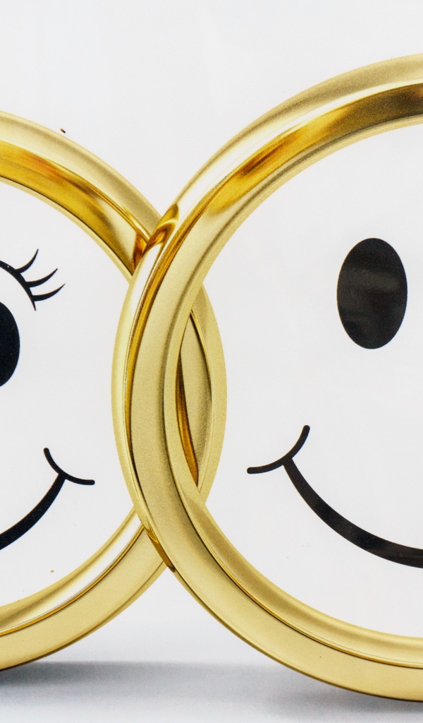 Золотые обручальные кольца на белом фоне