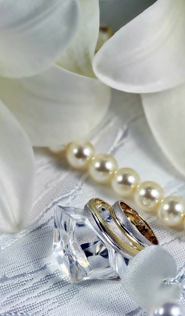 Обручальные кольца с камням и цветами лилии 