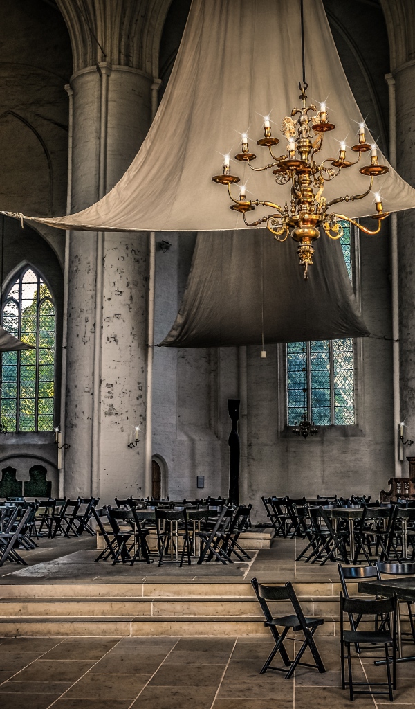 Черные столики в здании церкви