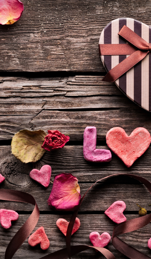 Коробка конфет, печенье и лепестки для любимой