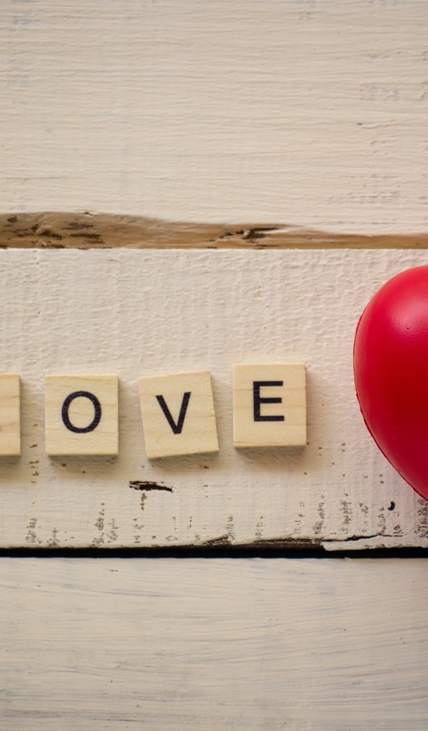 Большое красное резиновое сердце с кубиками 