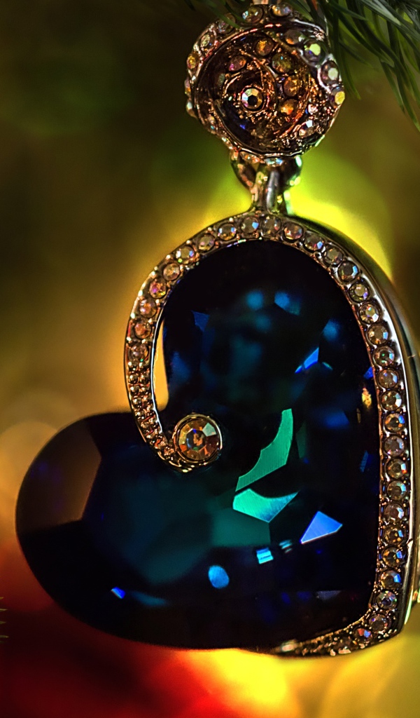 Синий камень в золотом украшении в форме сердца 