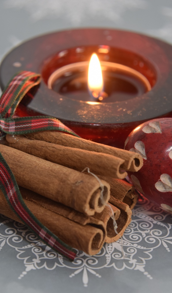 Корица, свеча и сердце на столе 