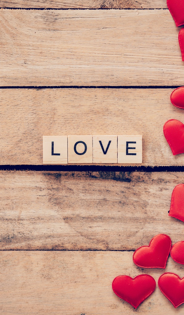 Кубики на деревянном столе с сердечками 