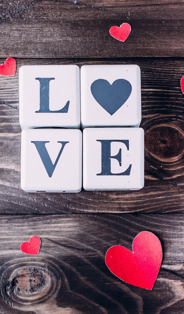 Кубики  с надписью любовь с сердечками на деревянном столе